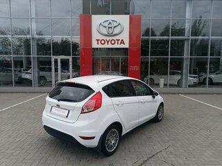 2015 Ford Fiesta Mk6 Рестайлинг, белый, 849000 рублей, вид 5