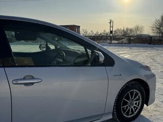 2016 Toyota Prius IV (XW50), серебристый, 1430000 рублей, вид 3