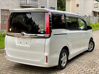 2020 Toyota Noah III (R80) Рестайлинг, белый, 2100000 рублей, вид 3