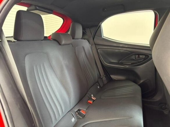2022 Toyota Yaris IV, красный, 1014000 рублей - вид 27
