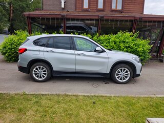 2021 BMW X1 20i xDrive II (F48) Рестайлинг, серебристый, 2650000 рублей, вид 5