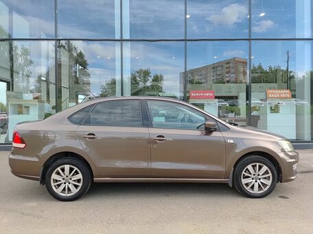 2017 Volkswagen Polo V Рестайлинг, коричневый, 964000 рублей, вид 4