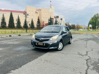 2013 Toyota Vitz III (XP130), серый, 759000 рублей, вид 1