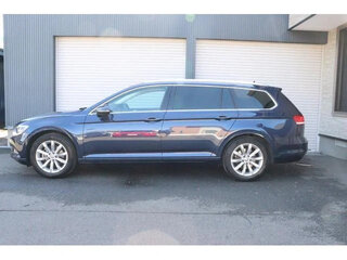 2017 Volkswagen Passat B8, синий, 1350676 рублей, вид 3