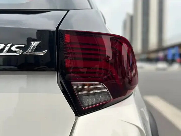 2022 Toyota Yaris L X XP150 Рестайлинг, белый - вид 5