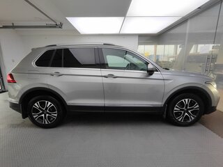 2021 Volkswagen Tiguan II Рестайлинг, серый, 2600000 рублей, вид 4