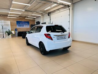 2015 Toyota Vitz III (XP130) Рестайлинг, белый, 929000 рублей, вид 4
