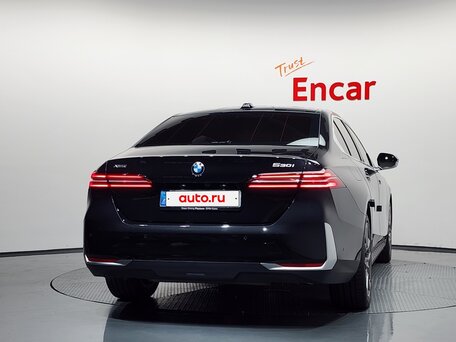2025 BMW 5 серии 530i xDrive VIII (G60/G61/G68), чёрный, 7200000 рублей, вид 4