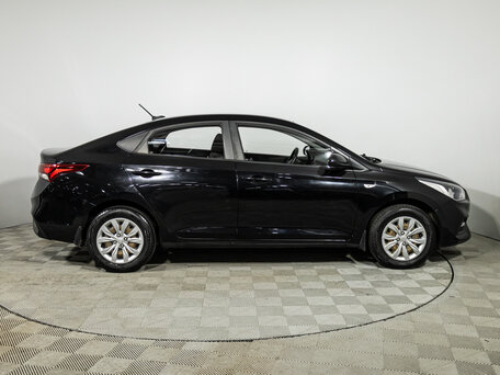 2018 Hyundai Solaris II, чёрный, 999700 рублей, вид 4