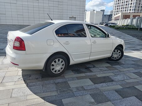 2013 Skoda Octavia II (A5) Рестайлинг, белый, 750000 рублей, вид 4