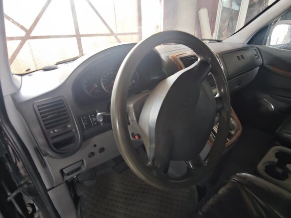 2002 Kia Carnival I, чёрный, 370000 рублей - вид 8
