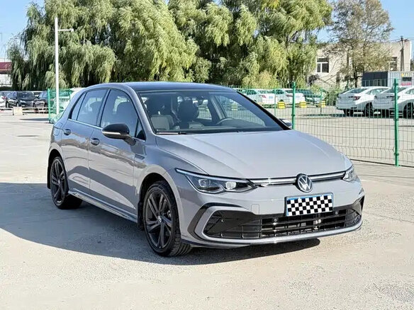 2023 Volkswagen Golf VIII, серый, 1980000 рублей - вид 1