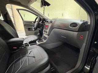2010 Ford Focus II Рестайлинг, чёрный, 740000 рублей, вид 2