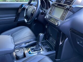 2013 Toyota Land Cruiser Prado 150 Series Рестайлинг 1, белый, 3600000 рублей, вид 4