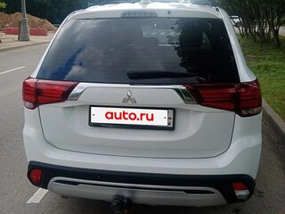 2020 Mitsubishi Outlander III Рестайлинг 3, белый, 1800000 рублей, вид 4