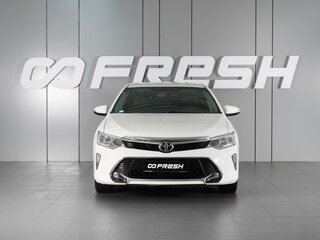 2017 Toyota Camry VII (XV50) Рестайлинг 2, белый, 2435000 рублей, вид 3