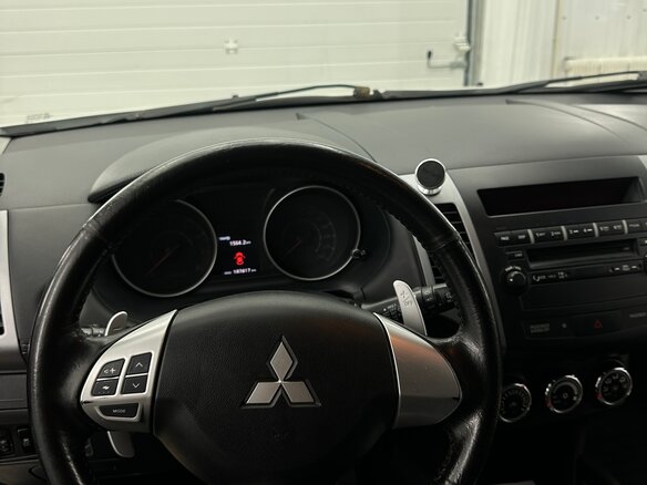 2011 Mitsubishi Outlander II Рестайлинг, белый, 1300000 рублей - вид 10