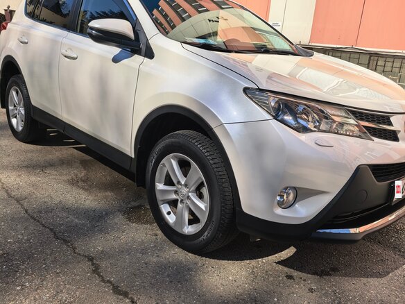 2013 Toyota RAV4 IV (XA40), белый, 1750000 рублей