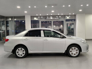 2010 Toyota Corolla X (E140, E150) Рестайлинг, серебристый, 1100000 рублей, вид 4