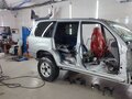 2004 Toyota Land Cruiser 105 100 Series Рестайлинг 1, серебристый - вид 3
