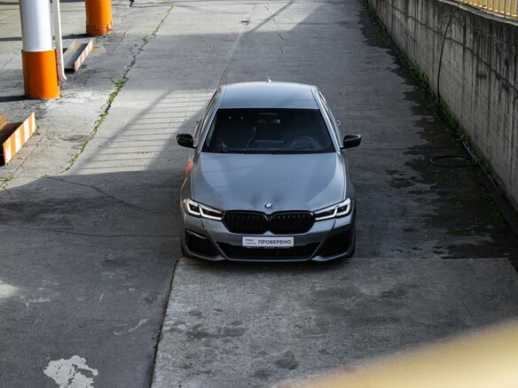 2020 BMW 5 серии 530d xDrive VII (G30/G31/G38) Рестайлинг, серый, 6890000 рублей - вид 2