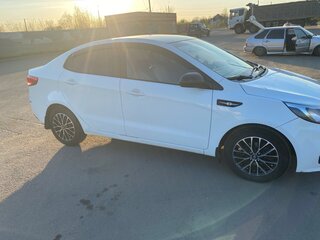 2015 Kia Rio III Рестайлинг, белый, 800000 рублей, вид 4