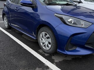 2021 Toyota Yaris IV, синий, 1110000 рублей, вид 2