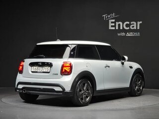 2022 Mini Hatch Cooper III (F55/F56) Рестайлинг 2, белый, 2083000 рублей, вид 4