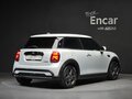 2022 Mini Hatch Cooper III (F55/F56) Рестайлинг 2, белый, 2083000 рублей - вид 3