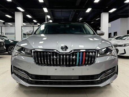 2023 Skoda Superb III Рестайлинг, серый, 2510000 рублей, вид 2
