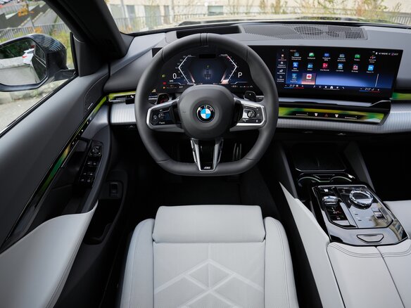 2026 BMW 5 серии 530i xDrive VIII (G60/G61/G68), чёрный, 9700000 рублей - вид 1