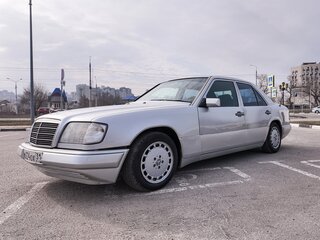 1994 Mercedes-Benz E-Класс 220 I (W124), серебристый, 380000 рублей, вид 3
