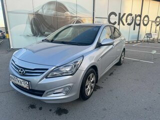 2015 Hyundai Solaris I Рестайлинг, серебристый, 899000 рублей, вид 1