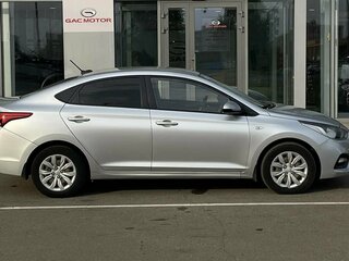 2018 Hyundai Solaris II, серебристый, 859000 рублей, вид 5