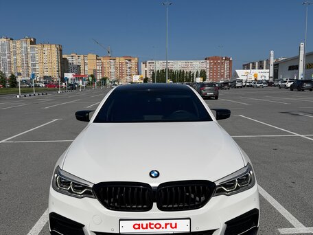 2019 BMW 5 серии 540i xDrive VII (G30/G31/G38), белый, 5300000 рублей, вид 3