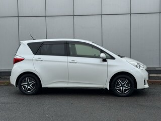 2011 Toyota Ractis II, белый, 930000 рублей, вид 5