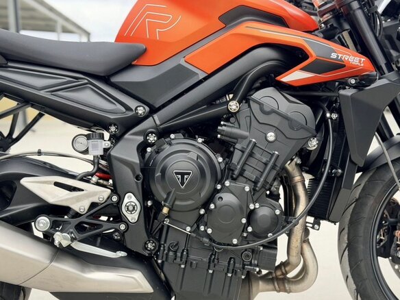 2025 Triumph Street Triple, оранжевый, 1230000 рублей - вид 11
