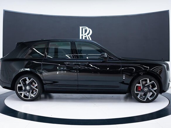 2026 Rolls-Royce Cullinan Black Badge I Рестайлинг (Series II), чёрный, 50000000 рублей - вид 3