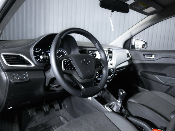 2017 Hyundai Solaris II, серебристый, 1149900 рублей - вид 12