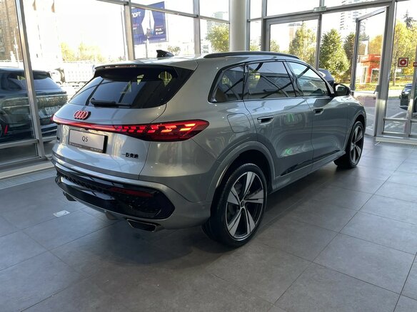 2026 Audi Q5 L III (GU), серебристый, 7000000 рублей - вид 2