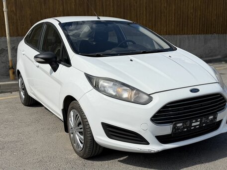 2015 Ford Fiesta Mk6 Рестайлинг, белый, 700000 рублей, вид 1