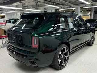 2026 Rolls-Royce Cullinan Black Badge I Рестайлинг (Series II), зелёный, 77000000 рублей, вид 5