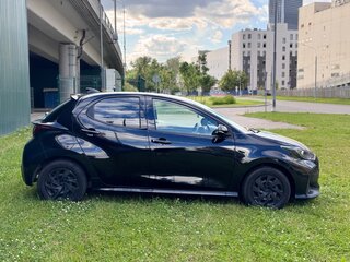 2020 Toyota Yaris IV, чёрный, 1249000 рублей, вид 4