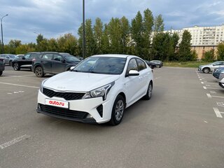 2021 Kia Rio IV Рестайлинг, белый, 1470000 рублей, вид 3