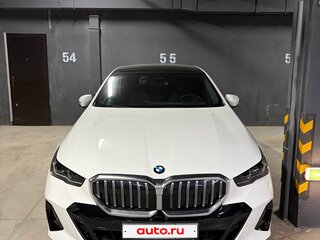 2024 BMW 5 серии 520i VIII (G60/G61/G68), белый, 6990000 рублей, вид 2