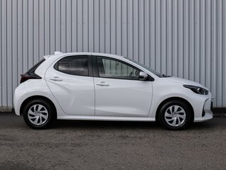 2021 Toyota Yaris IV, белый, 1150000 рублей, вид 5