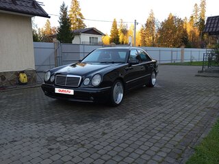 1998 Mercedes-Benz E-Класс 320 II (W210, S210), чёрный, 750000 рублей, вид 1