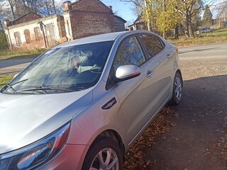 2015 Kia Rio III Рестайлинг, серебристый, 693000 рублей, вид 1