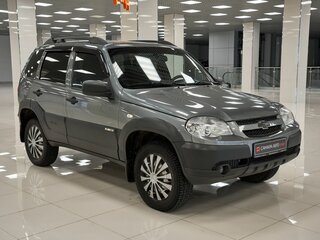 2018 Chevrolet Niva I Рестайлинг, серебристый, 642000 рублей, вид 3