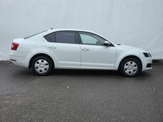 2017 Skoda Octavia III (A7) Рестайлинг, белый, 920000 рублей, вид 4